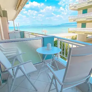 A Wonderful In Front Of The Sea! Apartment